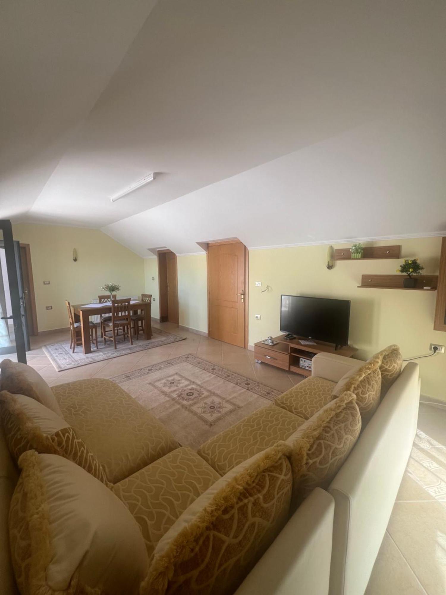 Flower Terrace Apartment Gjirokaster Ngoại thất bức ảnh